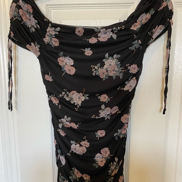 Express Women’s Cinched Bell Low Cut Top - Picture 2 of 2